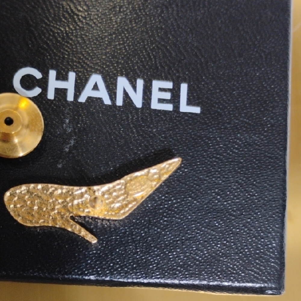 SALE! Authentic CHANEL Black 🖤 & Gold High Heel Pumps Pin - Picture 7 of 9